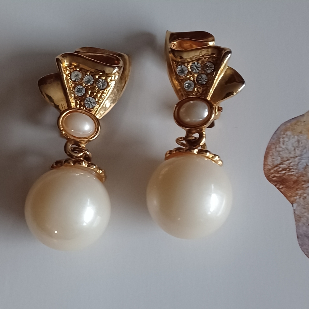 Vintage Faux Pearl Rhinestone Clip-Ons 💫